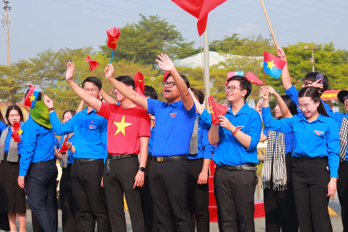 Hành trình “Tuổi trẻ vì biển, đảo quê hương” đến với Trường Sa - Ảnh 6.