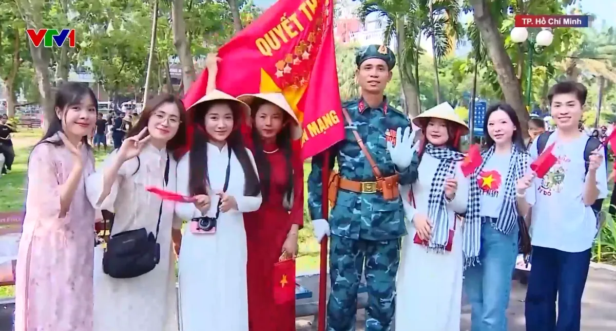 Nhân dân cùng lực lượng diễu binh, diễu hành vui niềm vui ngày hội non sông - Ảnh 1.