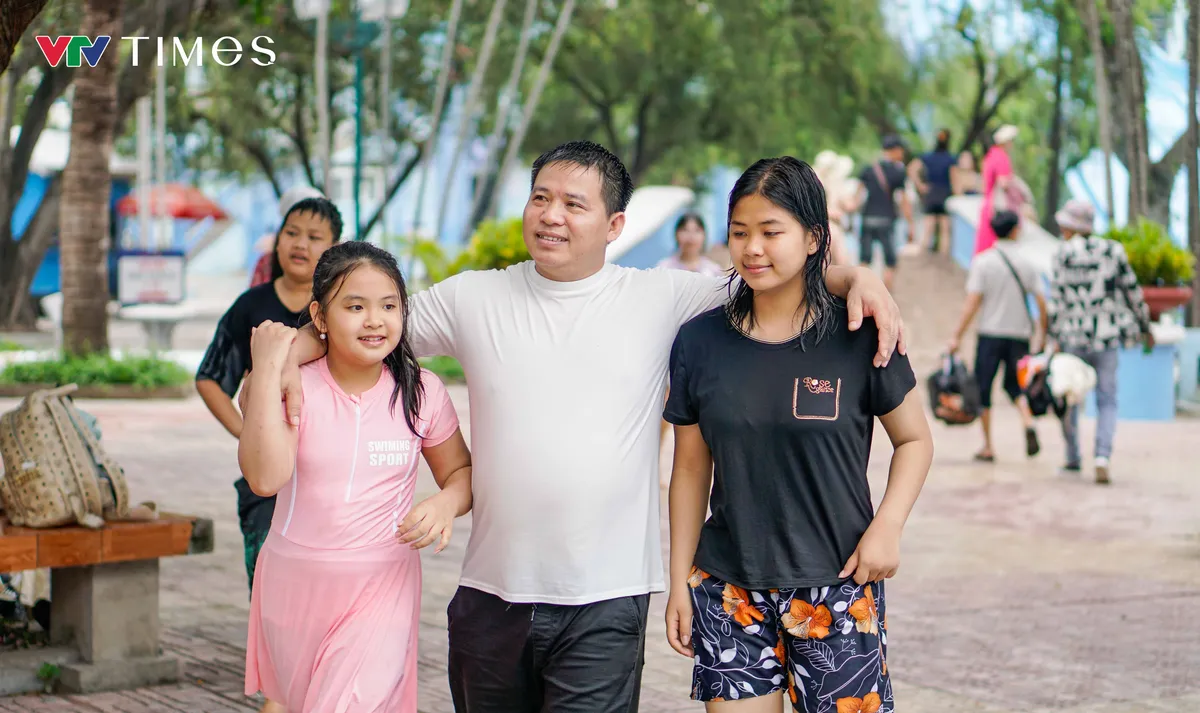 Vượt hơn 100km để thưởng lễ tại công viên nước lớn nhất Thủ đô - Ảnh 2.