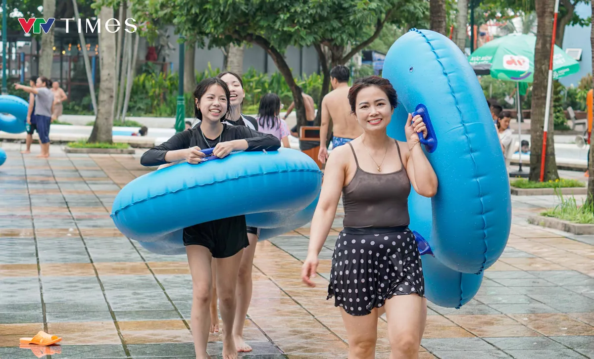 Vượt hơn 100km để thưởng lễ tại công viên nước lớn nhất Thủ đô - Ảnh 6.