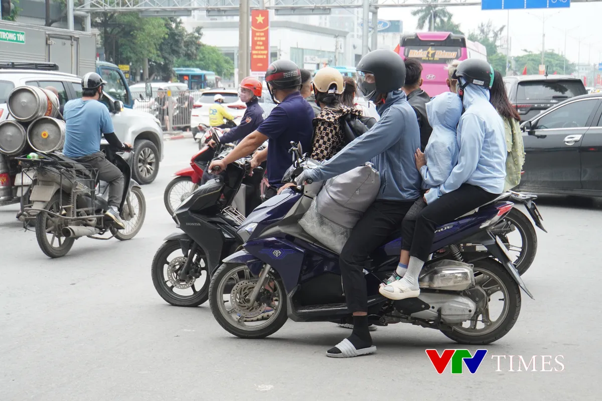 Vành đai 3 ùn tắc tê liệt hơn 10 km, người dân nhích từng mét rời Thủ đô - Ảnh 7.