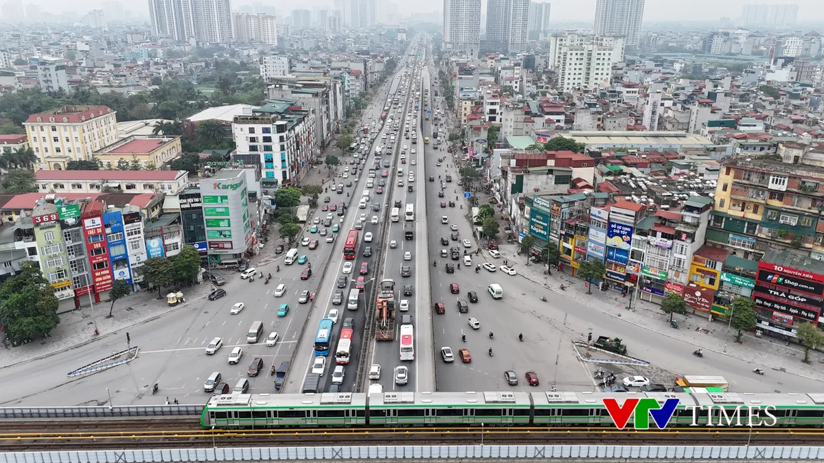 Vành đai 3 ùn tắc tê liệt hơn 10 km, người dân nhích từng mét rời Thủ đô - Ảnh 1.