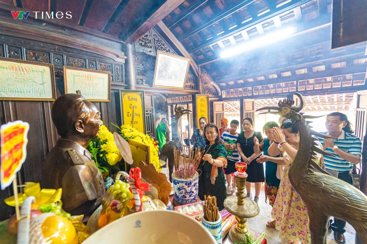 Hàng ngàn người đến thăm nhà lưu niệm Đại tướng Võ Nguyên Giáp tại Quảng Bình - Ảnh 2.
