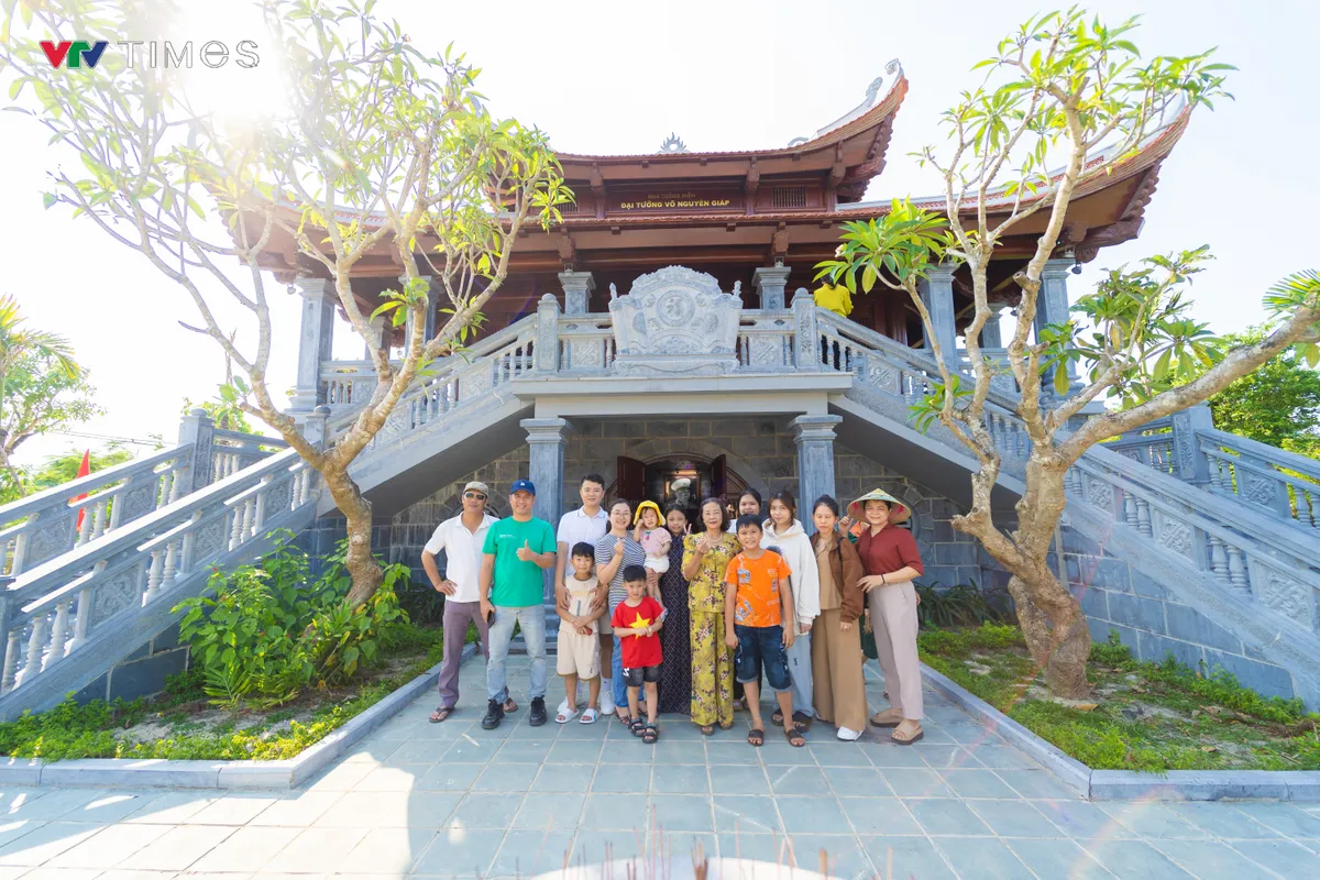 Hàng ngàn người đến thăm nhà lưu niệm Đại tướng Võ Nguyên Giáp tại Quảng Bình - Ảnh 8.