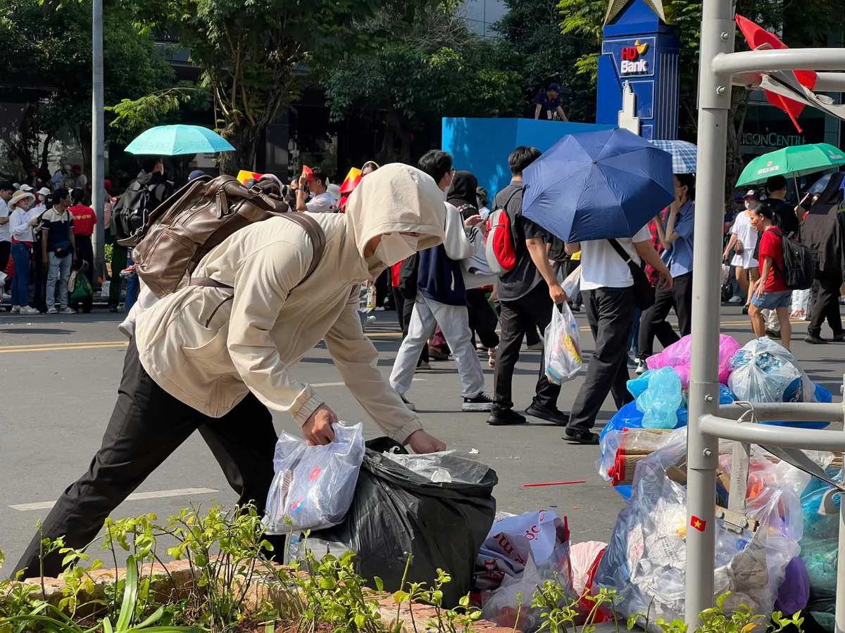 Đội quân nhặt rác” sau đại lễ - Hình ảnh đẹp cần lan tỏa - Ảnh 3.