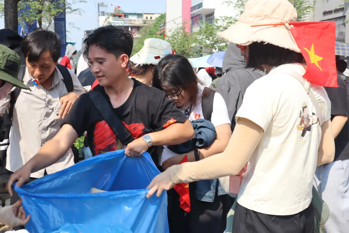 Đội quân nhặt rác” sau đại lễ - Hình ảnh đẹp cần lan tỏa - Ảnh 2.