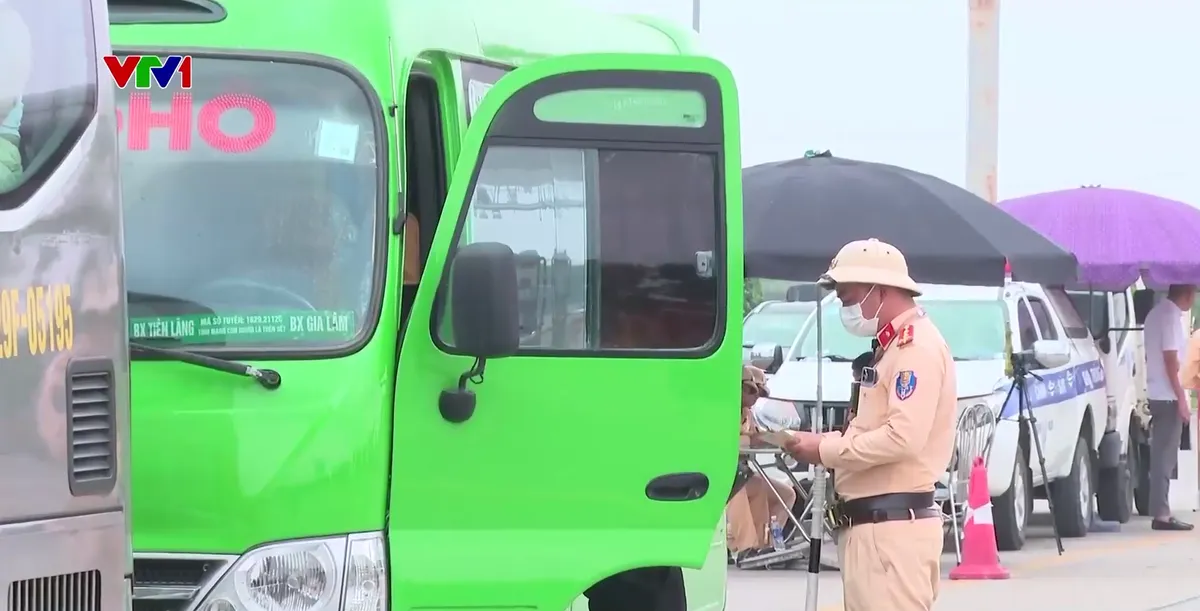 Nhiều giải pháp tăng cường kiểm soát đảm bảo giao thông dịp cao điểm - Ảnh 2.