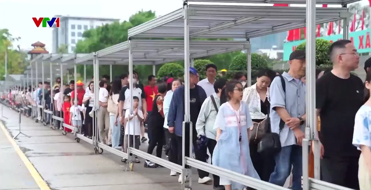 Hàng vạn người dân vào lăng viếng Bác - Ảnh 1.