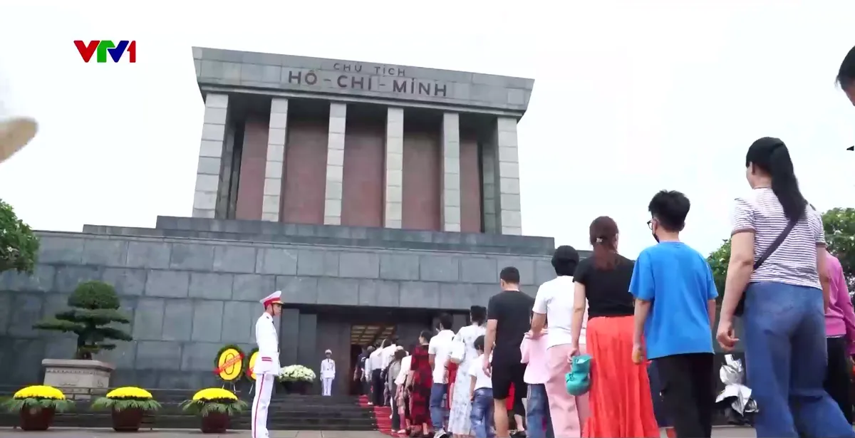 Hàng vạn người dân vào lăng viếng Bác - Ảnh 2.