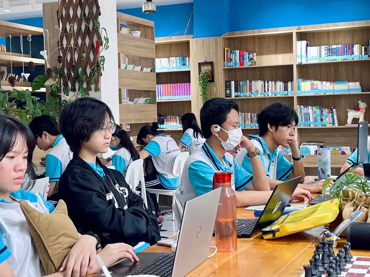Học sinh TP Hồ Chí Minh tăng tốc ôn luyện trong kỳ nghỉ lễ 30/4-1/5 - Ảnh 1.