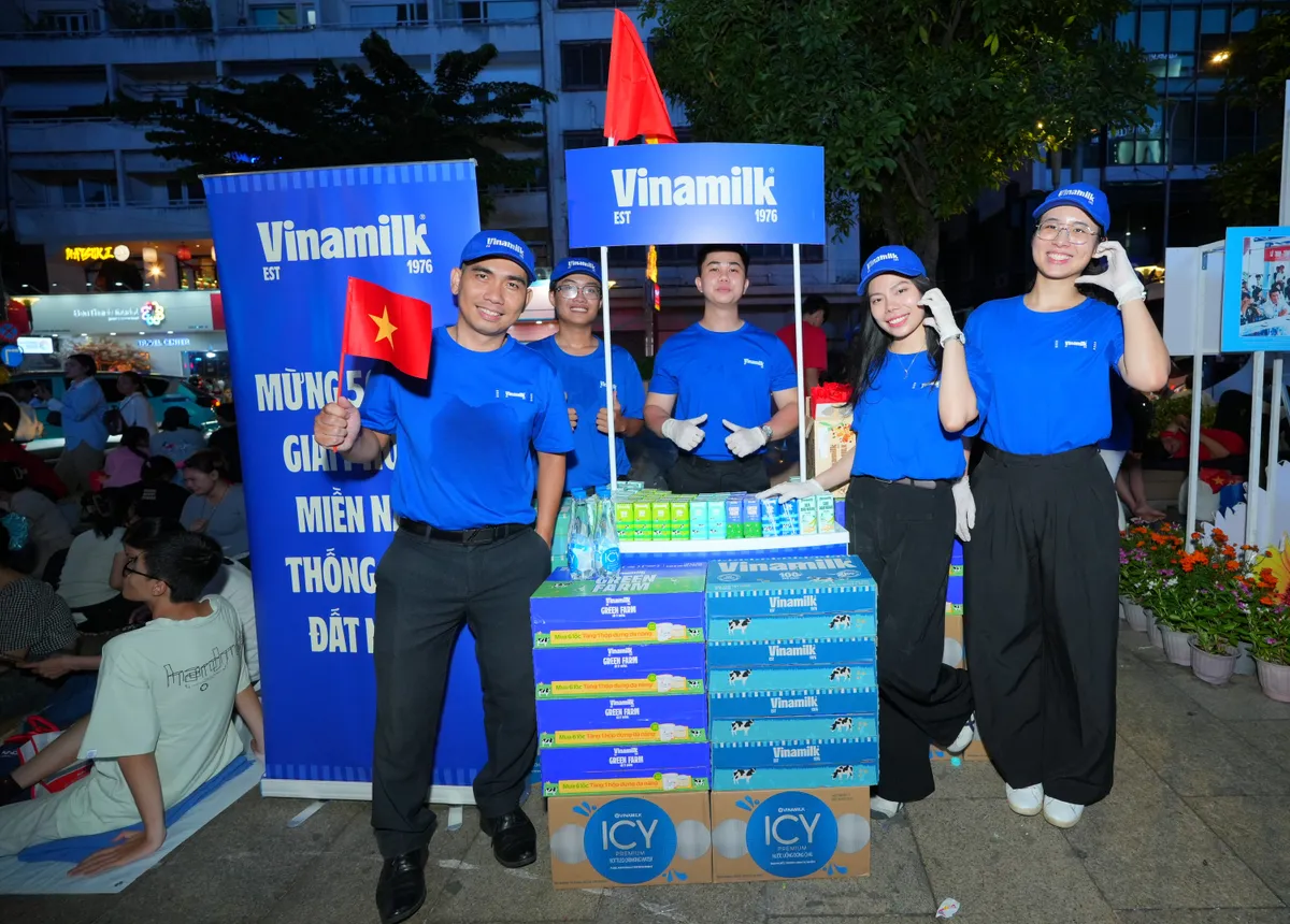Vinamilk tiếp thêm dinh dưỡng cho người dân hòa cùng Đại lễ kỷ niệm 50 năm Thống nhất Đất nước - Ảnh 6.