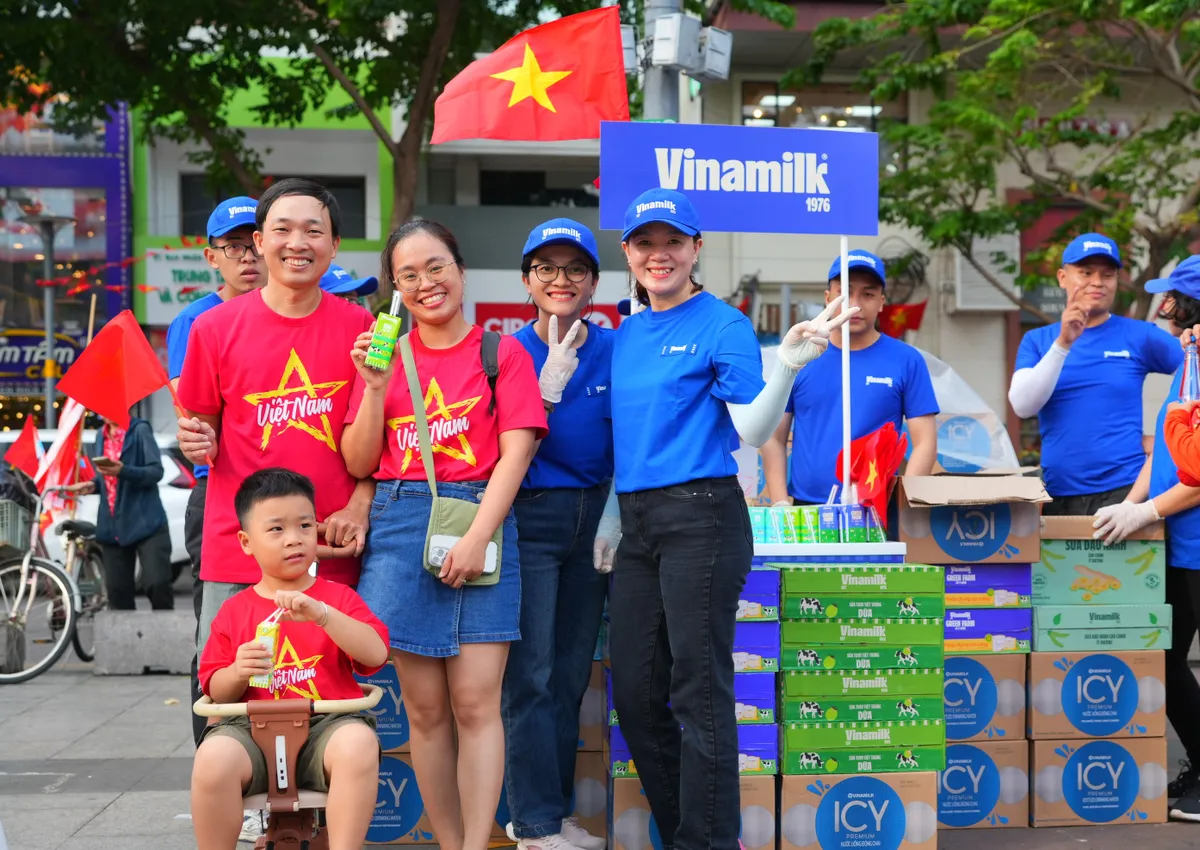 Vinamilk tiếp thêm dinh dưỡng cho người dân hòa cùng Đại lễ kỷ niệm 50 năm Thống nhất Đất nước - Ảnh 5.