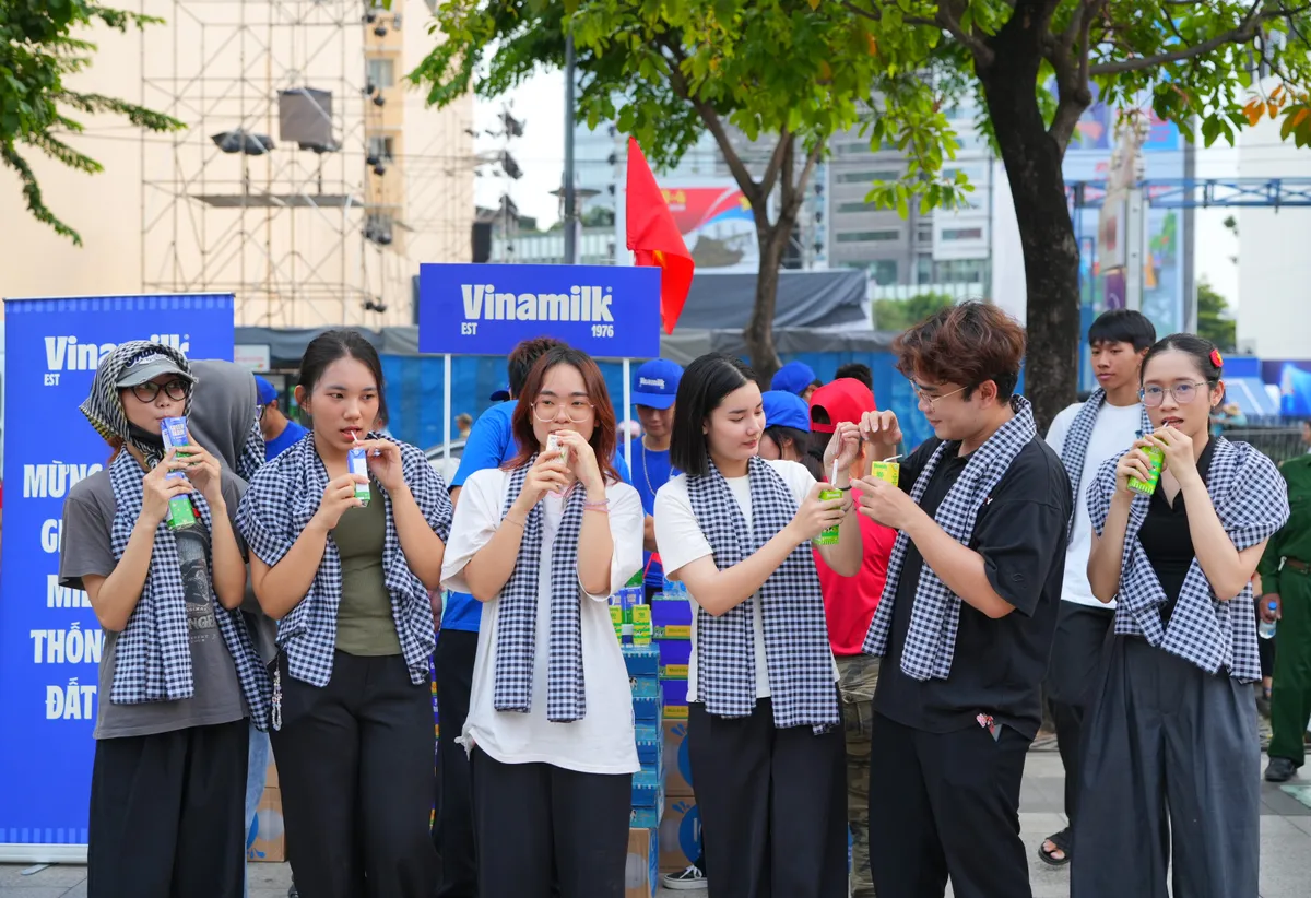 Vinamilk tiếp thêm dinh dưỡng cho người dân hòa cùng Đại lễ kỷ niệm 50 năm Thống nhất Đất nước - Ảnh 7.