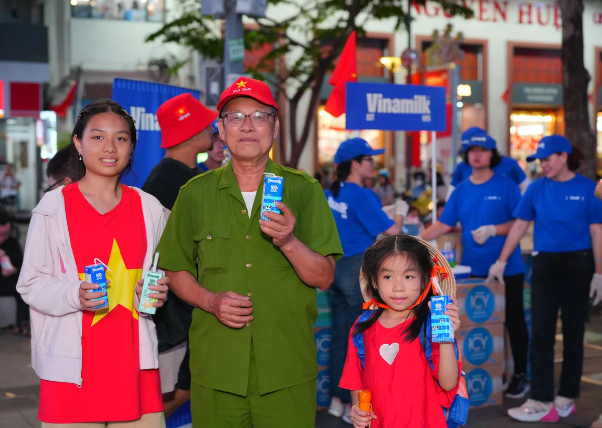 Vinamilk tiếp thêm dinh dưỡng cho người dân hòa cùng Đại lễ kỷ niệm 50 năm Thống nhất Đất nước - Ảnh 8.