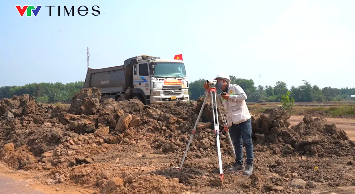 Hàng trăm công nhân làm việc xuyên lễ trên công trường trọng điểm - Ảnh 12.