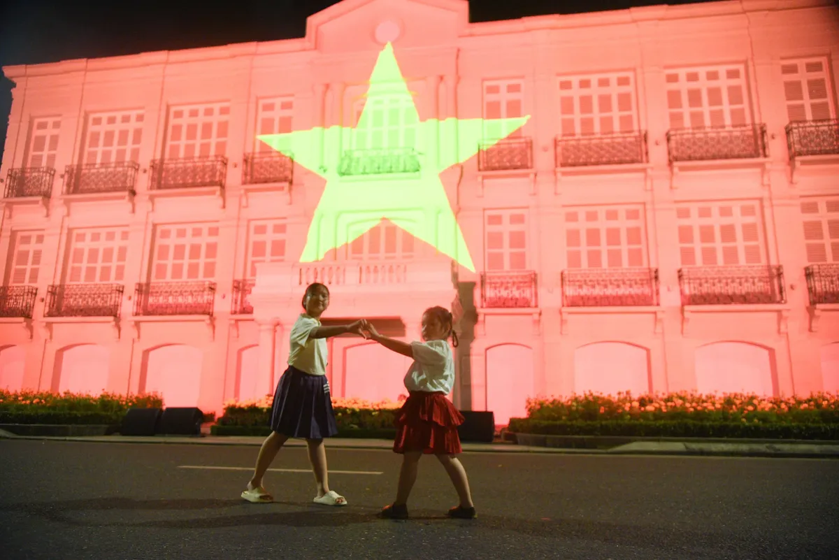 Trình chiếu phim 3D mapping “Câu chuyện Đà Nẵng- The story of Da Nang” - Ảnh 8.