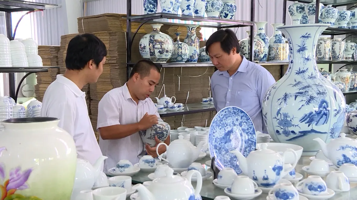 Làng nghề về lại giữa dòng khách du lịch - Ảnh 1.