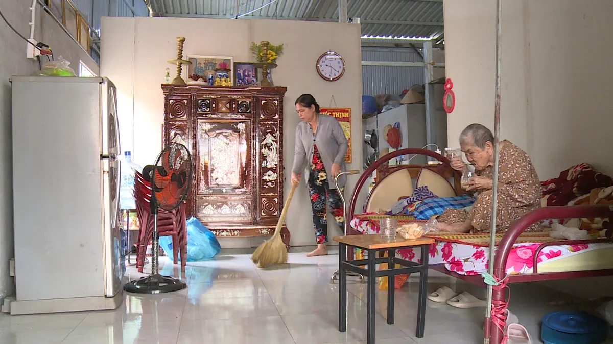 TP Hồ Chí Minh: Người dân nghèo xúc động khi được xóa nhà dột nát  - Ảnh 4.