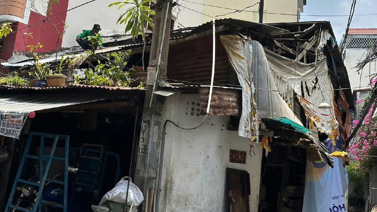 TP Hồ Chí Minh: Người dân nghèo xúc động khi được xóa nhà dột nát  - Ảnh 1.