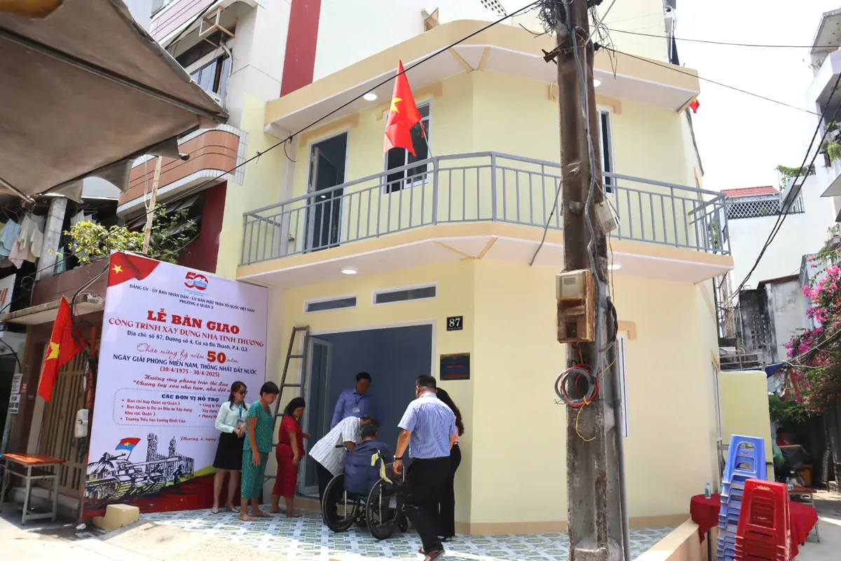 TP Hồ Chí Minh: Người dân nghèo xúc động khi được xóa nhà dột nát  - Ảnh 3.