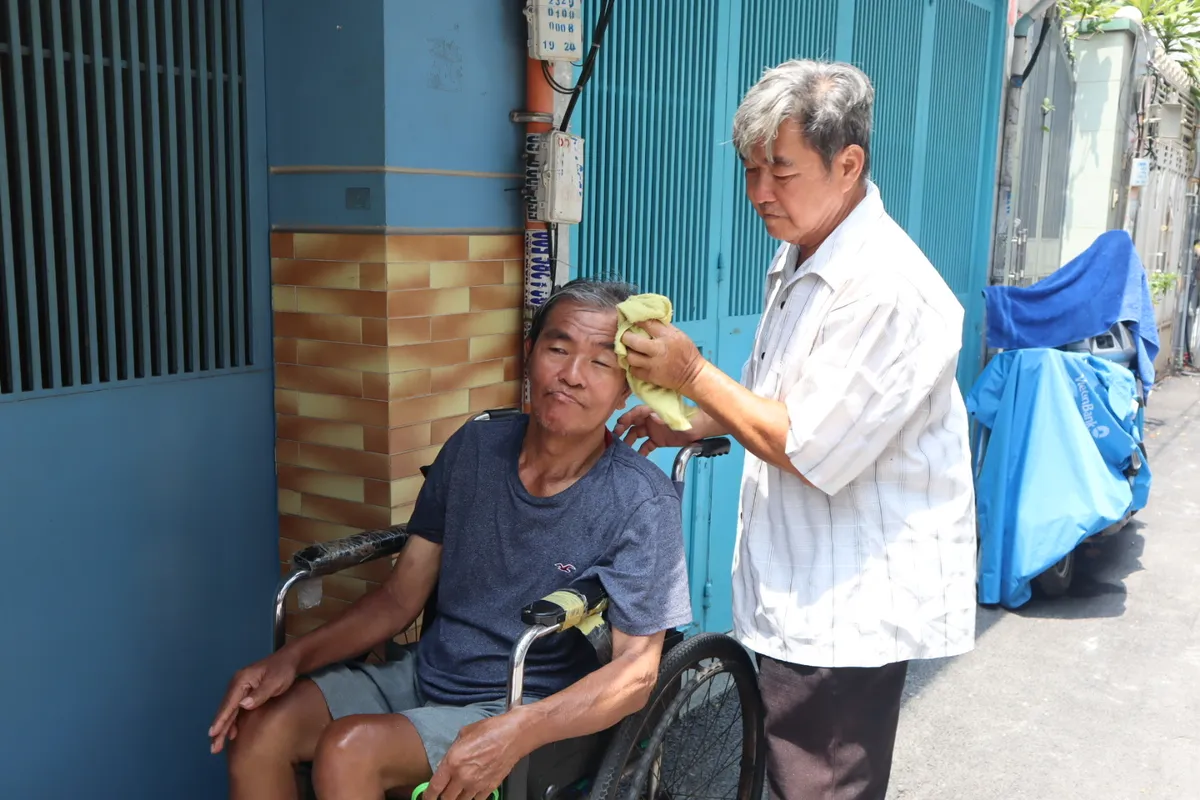TP Hồ Chí Minh: Người dân nghèo xúc động khi được xóa nhà dột nát  - Ảnh 2.