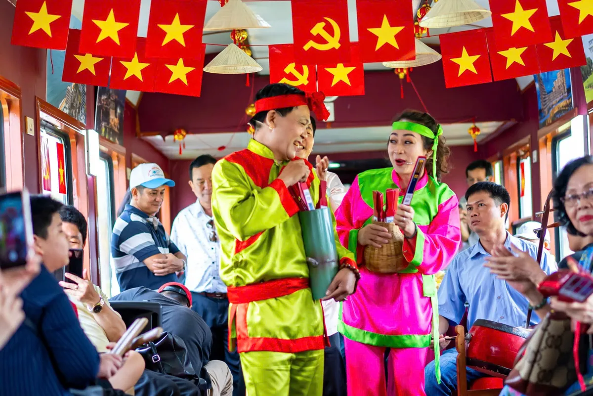 Trải nghiệm Hành trình văn hóa đất Võ bằng đường sắt. - Ảnh 1.