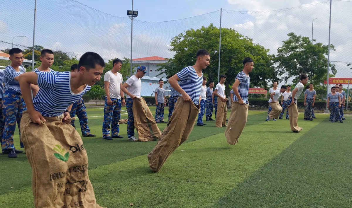 Vùng 2 Hải quân: Nhiều hoạt động sôi nổi dịp nghỉ lễ 30/4 và 1/5 - Ảnh 1.