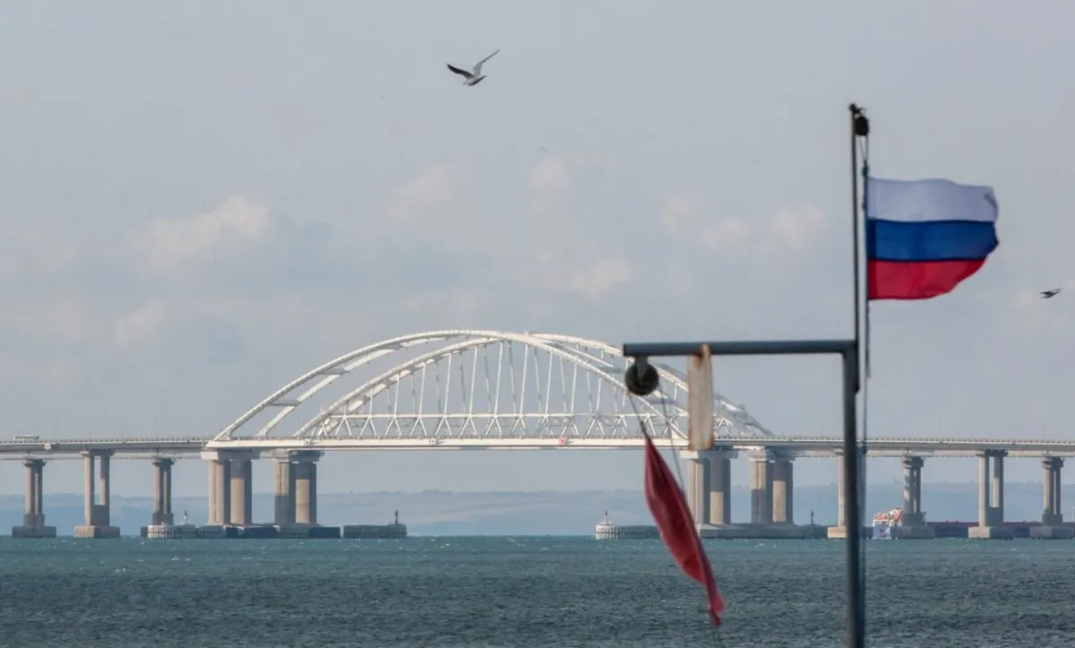 Mưa UAV tấn công Crimea gây nổ lớn rung chuyển nhiều sân bay quân sự của Nga - Ảnh 2.