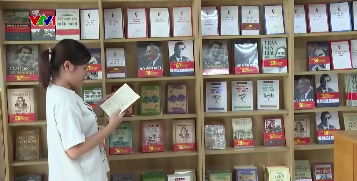 Los jóvenes lectores buscan libros de literatura e historia - Foto 1.