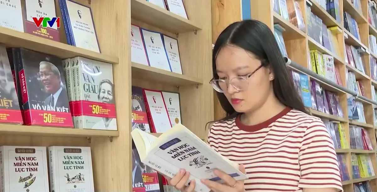 Los jóvenes lectores buscan libros de literatura e historia - Foto 2.