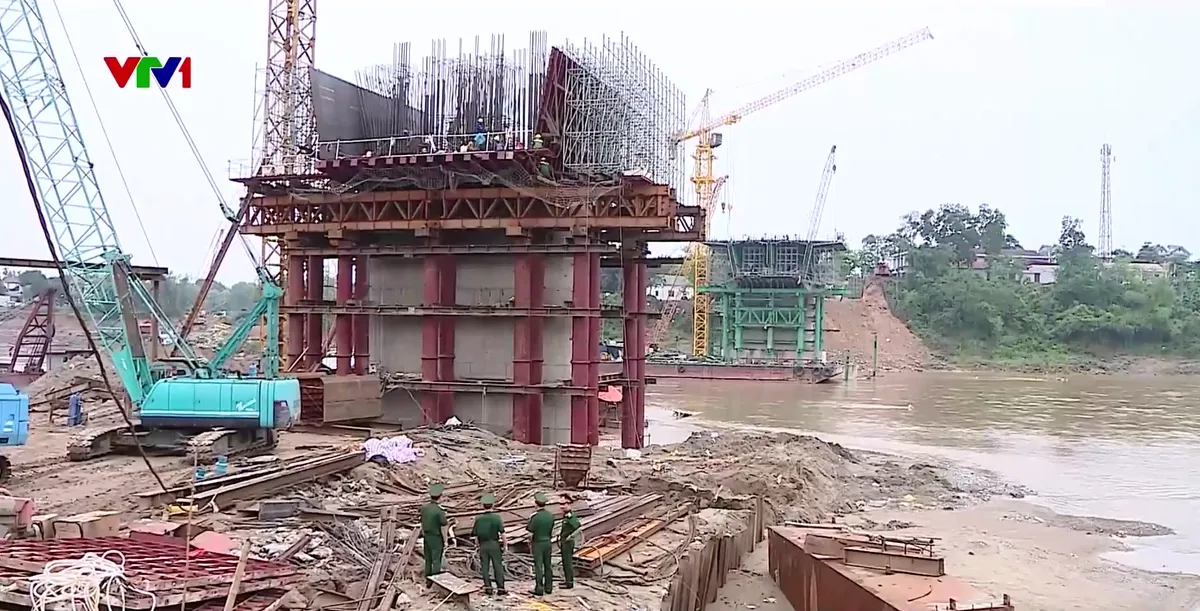 Đẩy nhanh tiến độ thi công cầu Phong Châu  - Ảnh 1.