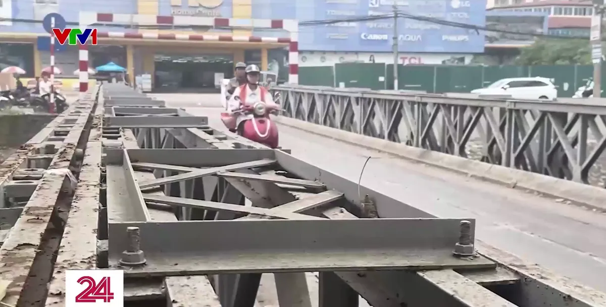 Lo ngại từ những cây cầu tạm, cầu dân sinh xuống cấp tại Hà Nội - Ảnh 2.