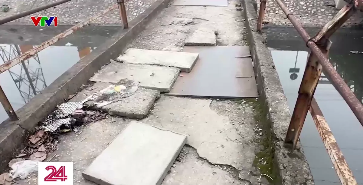 Lo ngại từ những cây cầu tạm, cầu dân sinh xuống cấp tại Hà Nội - Ảnh 1.