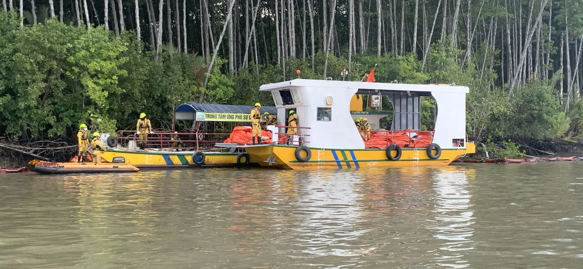 TP. Hồ Chí Minh: khẩn trương xử lý sự cố tràn dầu trên sông Lòng Tàu - Ảnh 3.
