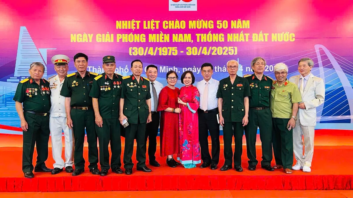 Ước nguyện 50 năm của những người lính xe tăng: Một lời mời, một đời tri ân - Ảnh 2.