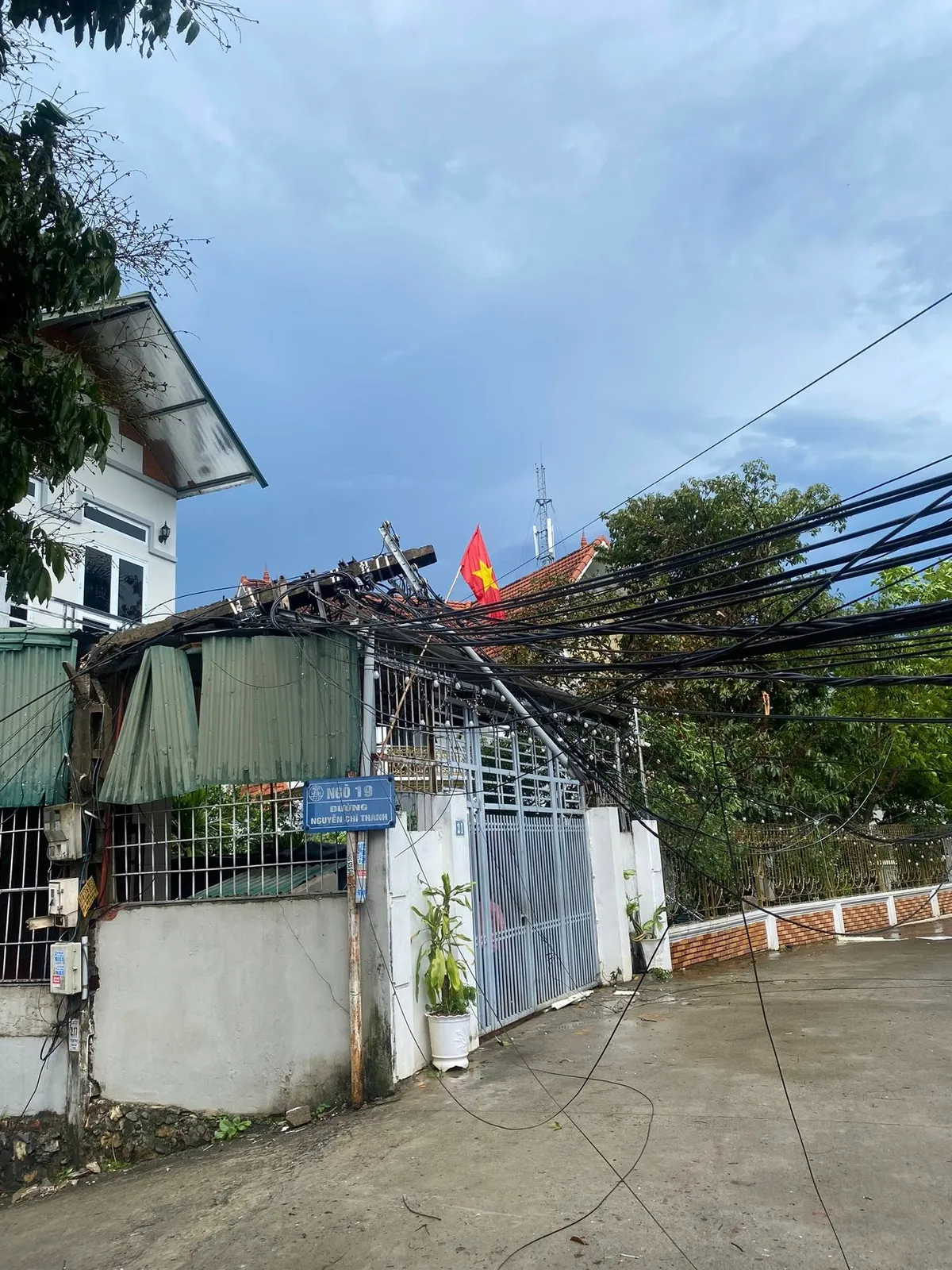 Ngày nghỉ lễ cuối, Hòa Bình dông lốc mạnh như gió bão - Ảnh 3.