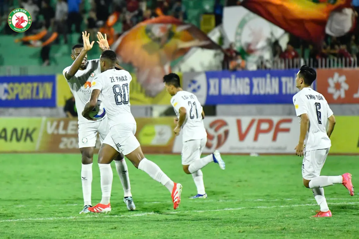 Vòng 21 V.League: Châu Ngọc Quang nhận thẻ đỏ, HAGL thua ngược đội áp chót Bình Định - Ảnh 2.