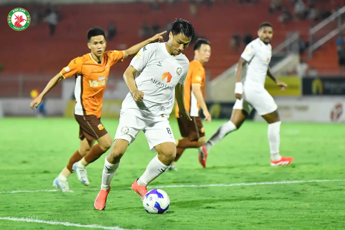 Vòng 21 V.League: Châu Ngọc Quang nhận thẻ đỏ, HAGL thua ngược đội áp chót Bình Định - Ảnh 1.