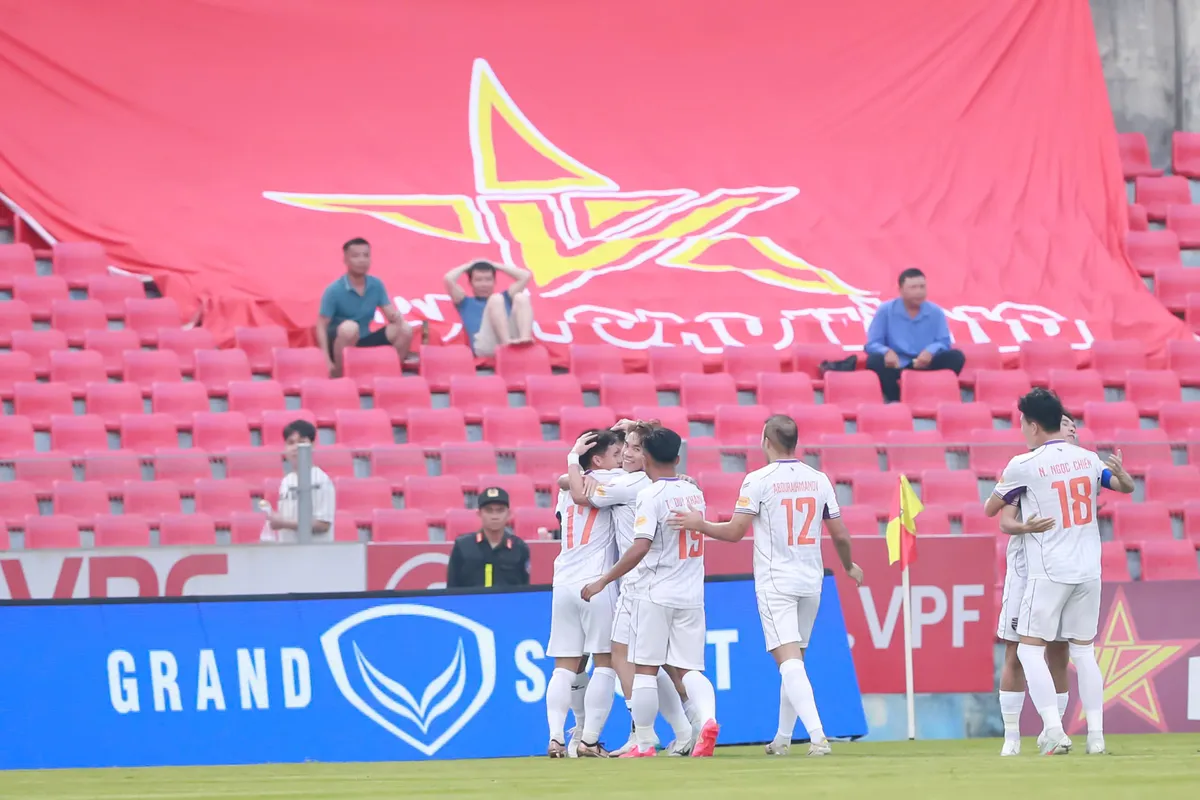 Vòng 21 V.League 2024/25: Hồng Lĩnh Hà Tĩnh áp sát nhóm đầu - Ảnh 1.