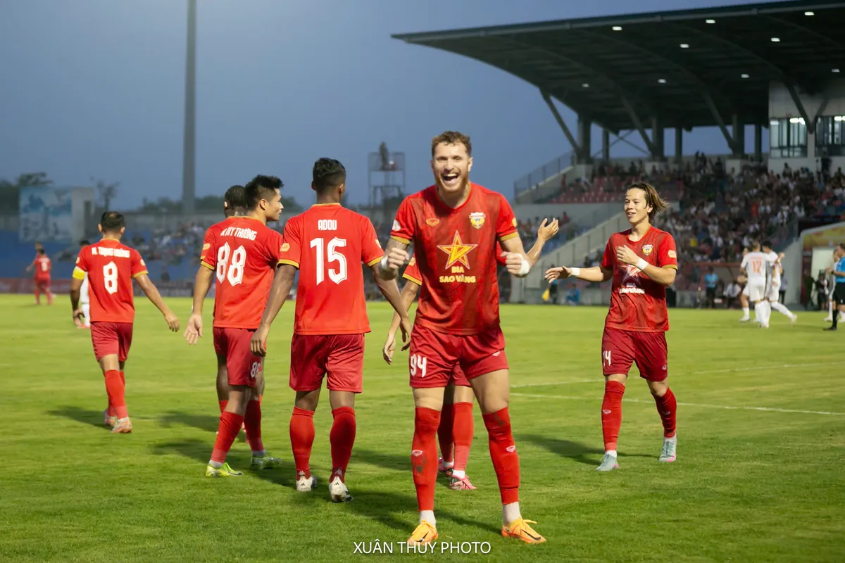 Vòng 21 V.League 2024/25: Hồng Lĩnh Hà Tĩnh áp sát nhóm đầu - Ảnh 2.