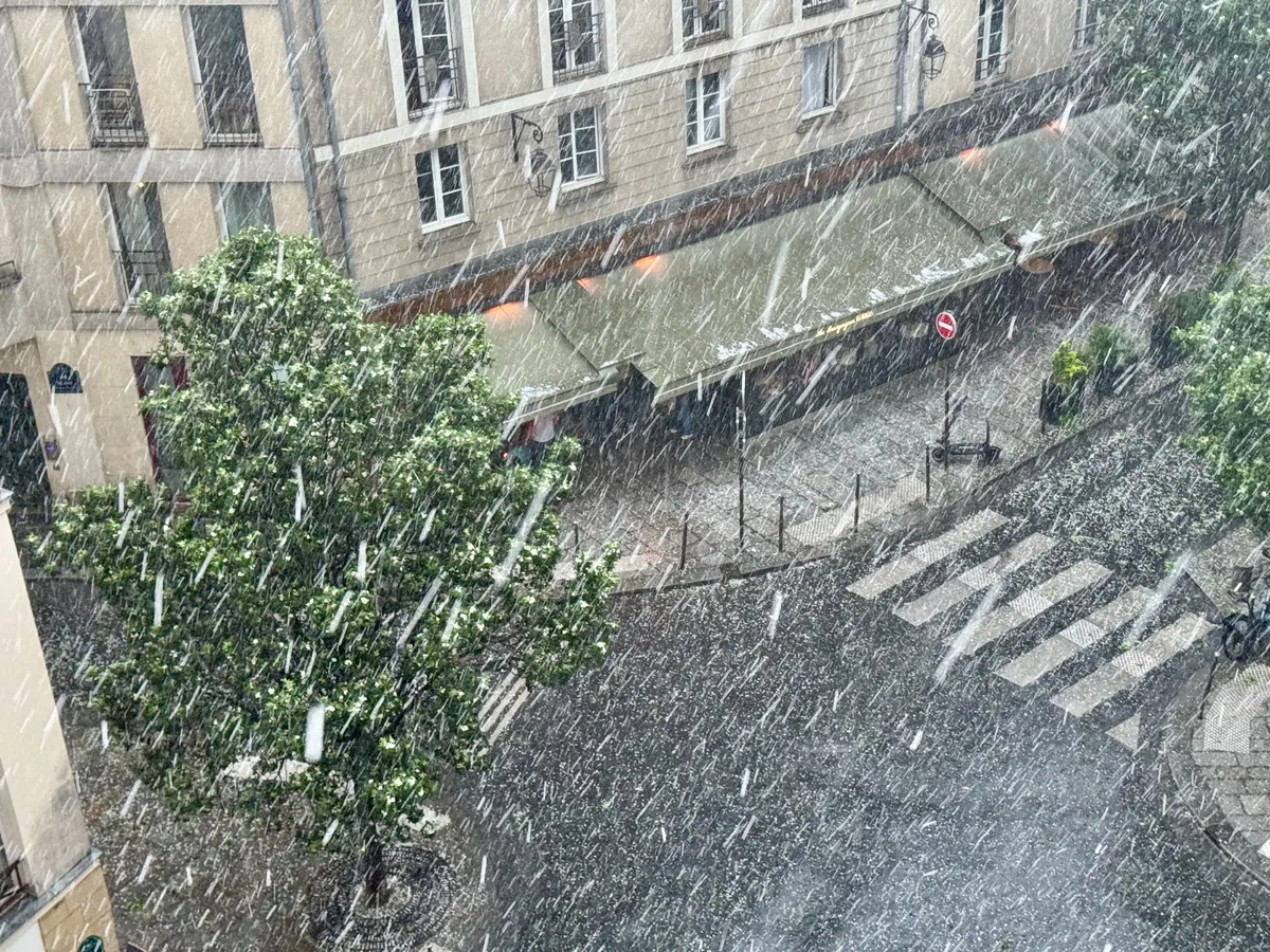 Paris hứng chịu bão lớn kèm mưa đá bất thường, Pháp ban bố cảnh báo khẩn cấp - Ảnh 1.