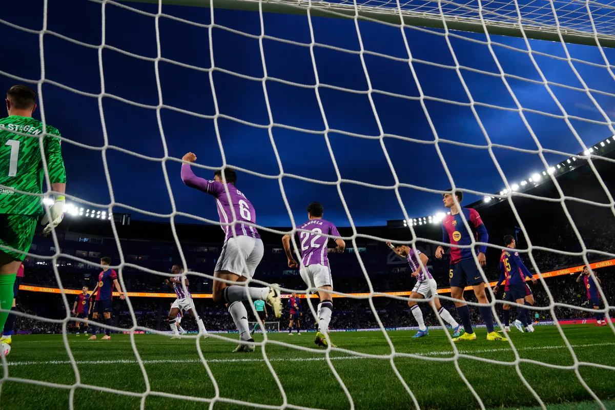 Barcelona ngược dòng thắng Valladolid, sẵn sàng tái đấu Inter Milan - Ảnh 1.