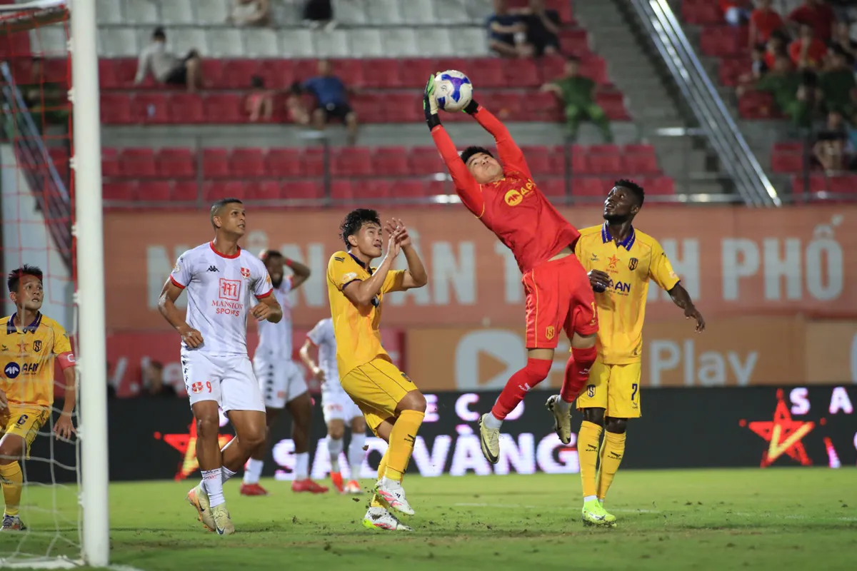 Vòng 21 V.League 2024/25: Hồng Lĩnh Hà Tĩnh áp sát nhóm đầu - Ảnh 3.
