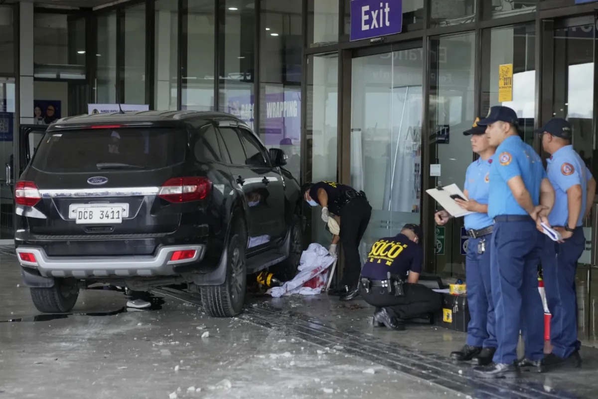 Tai nạn nghiêm trọng ở Sân bay quốc tế Manila: Ô tô lao vào giữa nhà ga khiến trẻ 4 tuổi thiệt mạng - Ảnh 1.