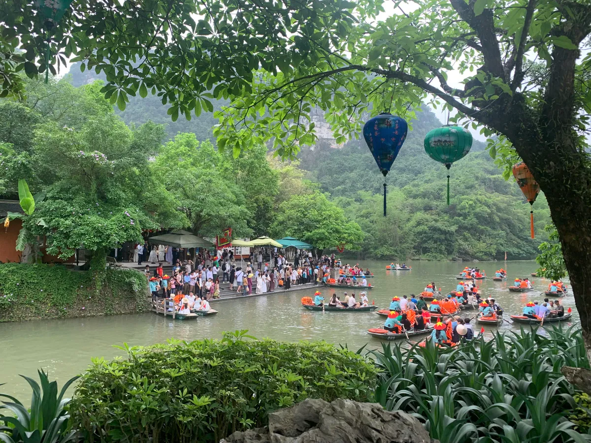 Các điểm du lịch tại miền Bắc thu hút lượng lớn du khách dịp nghỉ lễ - Ảnh 3.