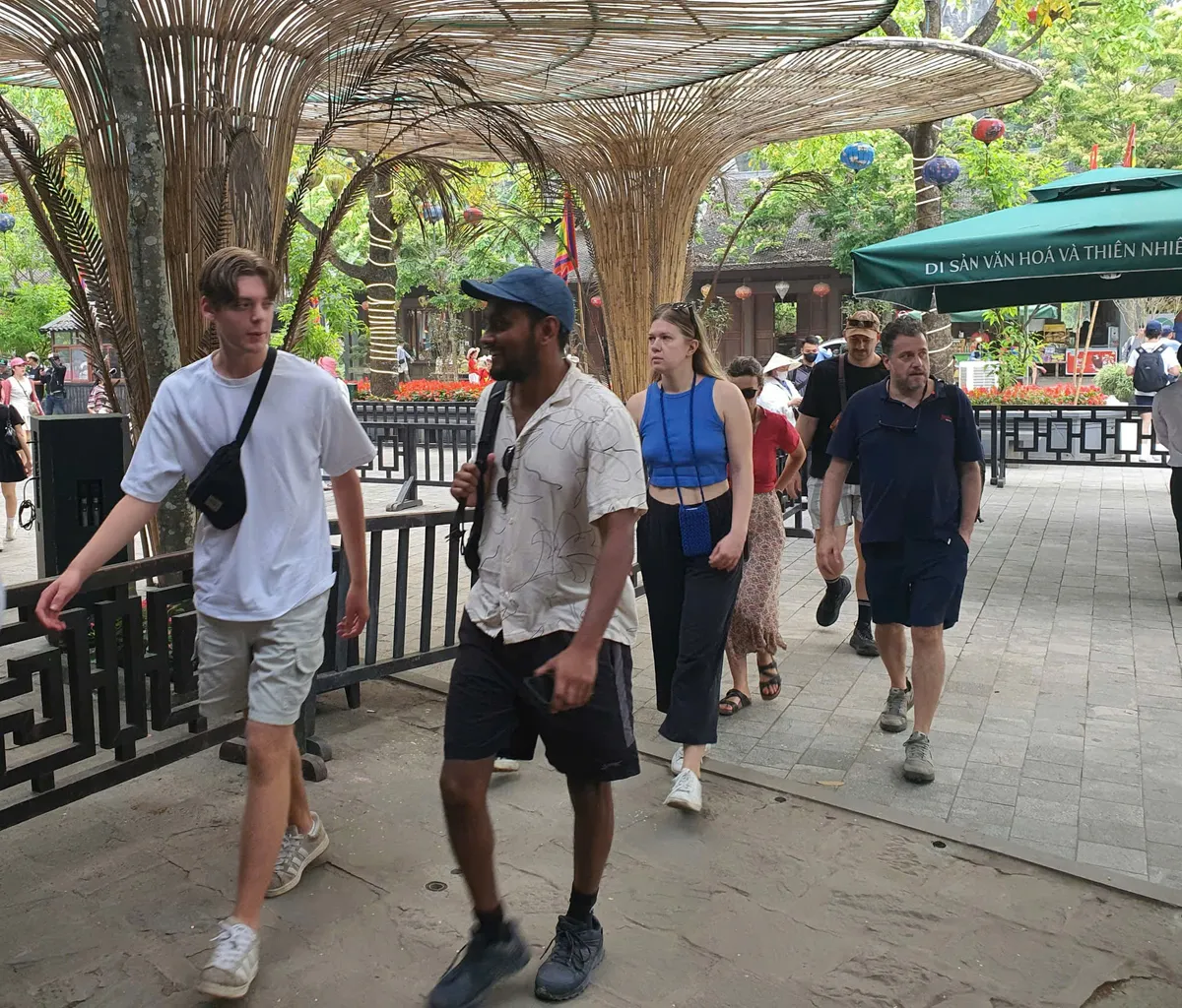 Các điểm du lịch tại miền Bắc thu hút lượng lớn du khách dịp nghỉ lễ - Ảnh 2.