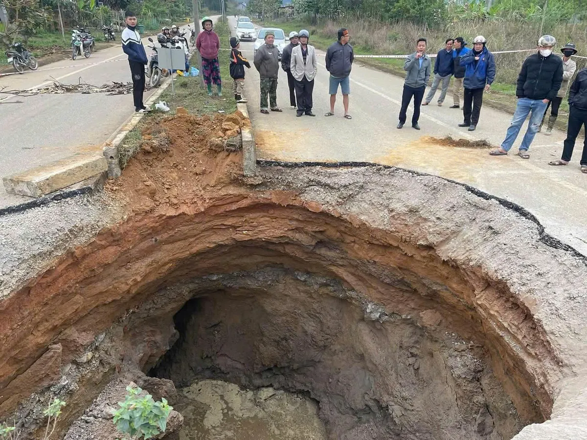Bắc Kạn: Liên tiếp xuất hiện hố sụt lún tại Na Rì, khẩn cấp di dời người dân - Ảnh 2.