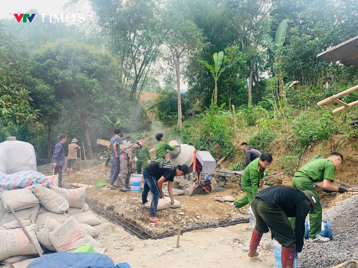 Công an Lai Châu chung tay xóa nhà tạm, dựng “mái ấm” nơi biên giới - Ảnh 2.
