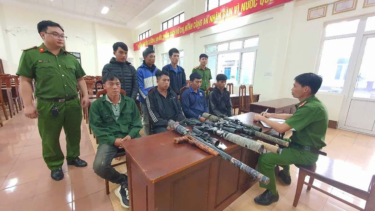 Bắt giữ 7 đối tượng mang theo 4 khẩu súng vào rừng săn bắn - Ảnh 1.