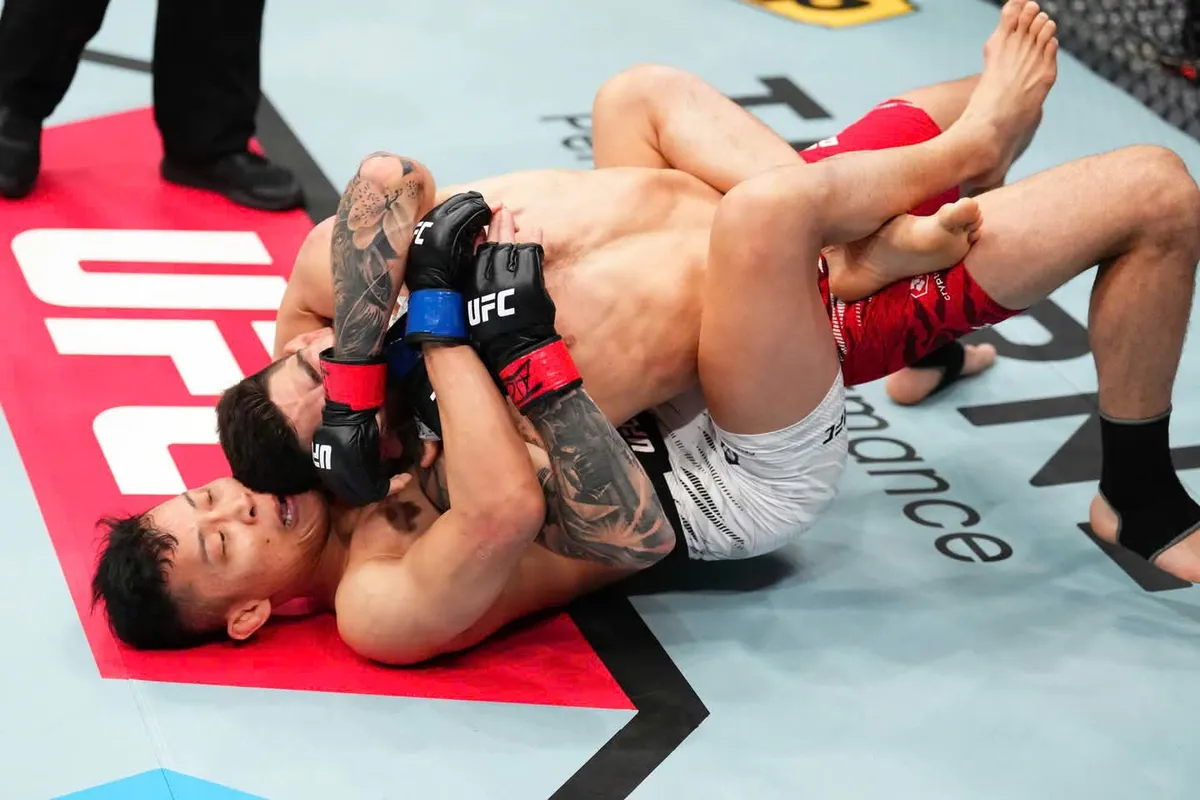 Võ sĩ 100% dòng máu Việt Nam đầu tiên giành chiến thắng tại UFC - Ảnh 1.